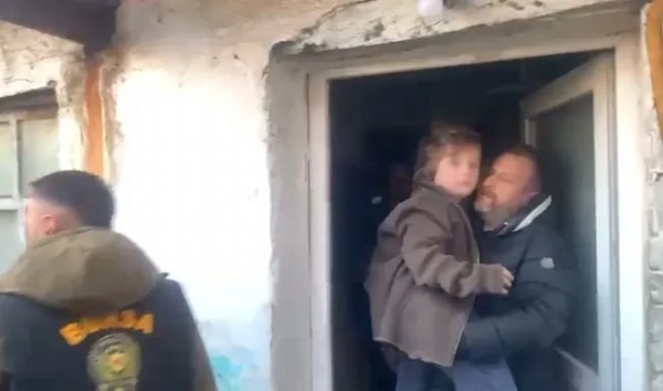 'Nazar Benim Çocuğum Geri İstiyorum' Harabe Evde Çöp Yığınları Arasında Bulunmuştu